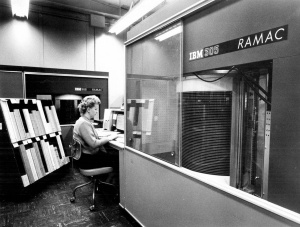 Prvi IBMovi diski (velik kolut desno) so bili tolikšni kot hladilniki. Vir: IBM.